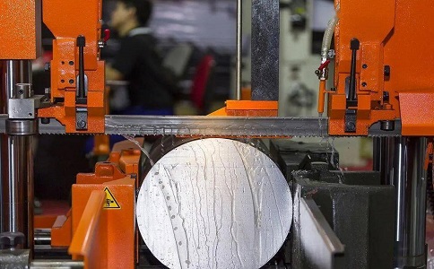 连南立式金属带锯床切削出现跑带故障解决方法！